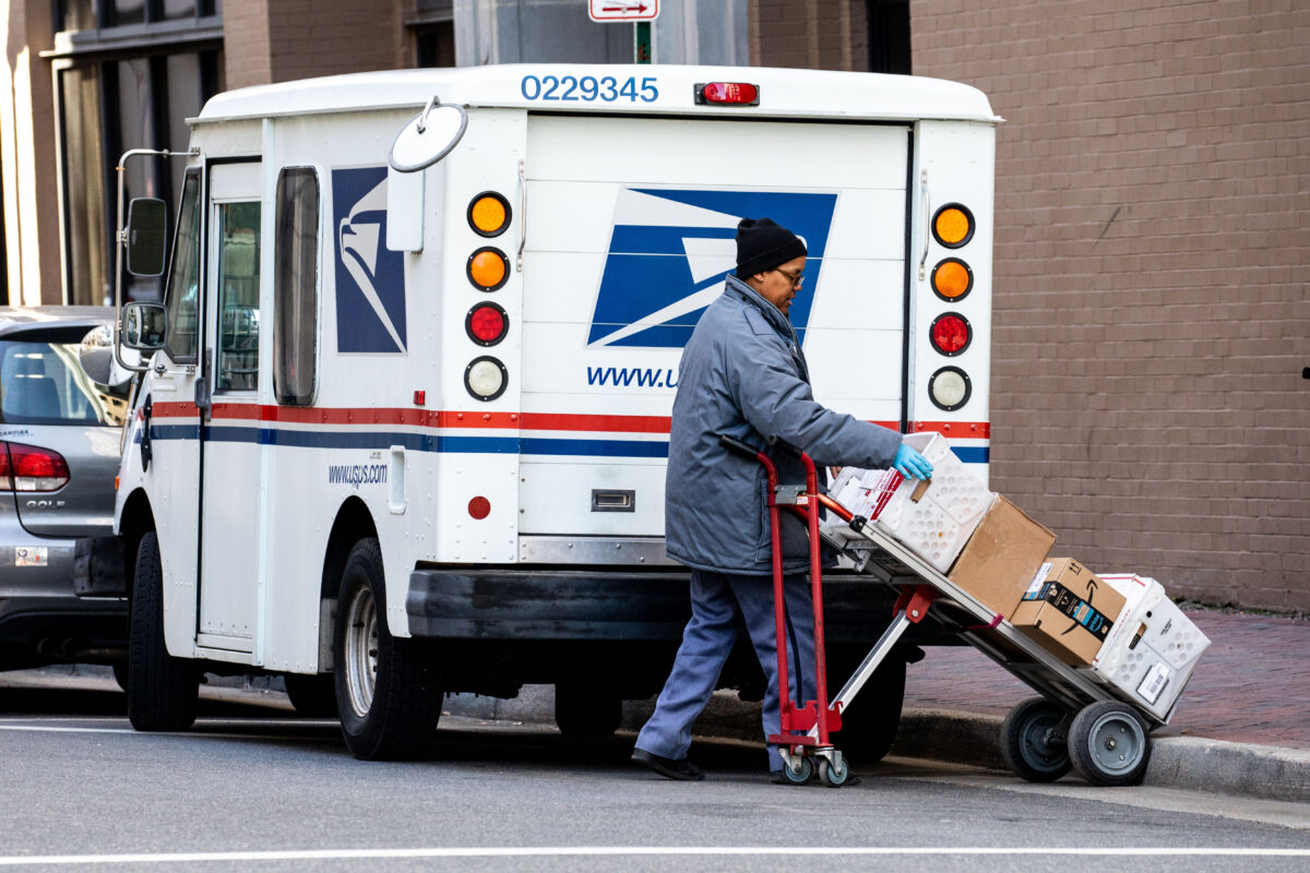 usps-to-make-40-of-new-mail-trucks-electric-populist-press-2022